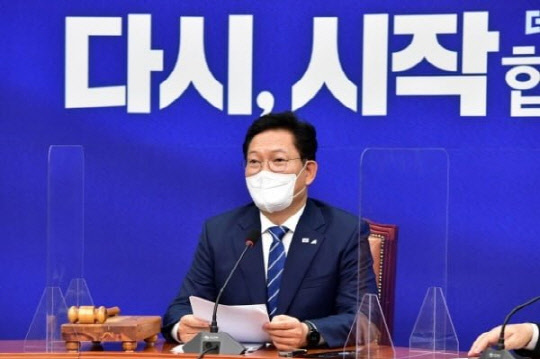 더불어민주당 신임 대표가 3일 서울 여의도 국회에서 열린 첫 최고위원회의에서 발언하고 있다. 연합뉴스